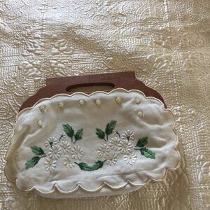 VINTAGE EMBROIDERED LINE PURSE WITH WHITE DAISIES AND WOODEN HANDLE